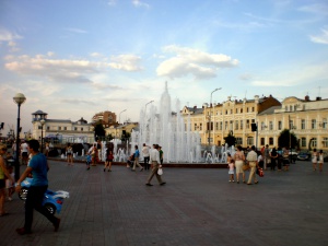 Большой фонтан на набережной в Астрахани