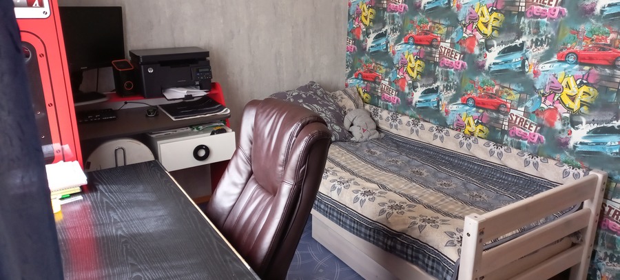 Меньшая спальня, мебель остаётся вся, кроме компьютера и кресла